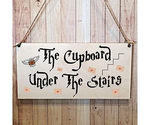 Second Ave Wizard - Targa in legno da appendere con scritta in inglese "Under The Stairs"