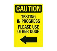 Segnale di avvertimento con freccia sinistra con scritta "Caution Testing In Progress Please Use Other Door With Left Arrow, Segnali di sicurezza per porte di lavoro, casa, garage, parete stradale