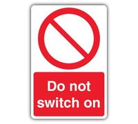 Segnale di divieto di sicurezza con scritta "V Safety Do Not Switch On", 300 x 450 mm, in alluminio composito riflettente, prodotto nel Regno Unito