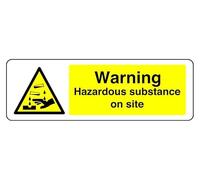Segnale di sicurezza con scritta in inglese "Warning Hazardous Substance On Site" (150 mm x 50 mm) Distanza di visualizzazione entro 3 m.