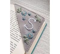 Segnalibro ad angolo ricamato a mano con 26 lettere, Segnalibro con lettera ad angolo in feltro cucito a mano personalizzato, Segnalibro a triangolo in feltro con fiore carino ( Color : Winter , Size