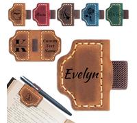 Segnalibro magnetico personalizzato in pelle con portapenne, inciso con il nome e il testo iniziale, regalo personalizzato per amanti dei libri, lettori, donne, uomini, insegnanti, compagni di classe