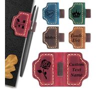 Segnalibro magnetico personalizzato in pelle con portapenne, inciso con il nome e il testo iniziale, regalo personalizzato per amanti dei libri, lettori, donne, uomini, insegnanti, compagni di classe