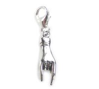 Segno italiano di buona fortuna con la mano su charm in argento sterling con cli
