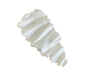 Semplice fermaglio per capelli ondulato pieghettato, consistenza squisita ed elegante, stile minimalista, accessorio fresco e raffinato, visualizzazione completa del temperamento delicato.