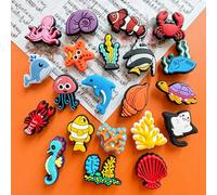 Serie di 21 pezzi di creature marine, realizzata in materiale PVC, con disegni di creature marine come granchi, tartarughe e stelle marine, adatta per decorare le scarpe. È una scelta ideale per regal