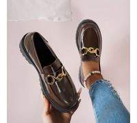 Serie di colori uniti, stile britannico, decorazione in catena slip-on da donna con suola spessa, stile campus, nuovo modello di moda, adatto per uniformi, scarpe casual minimaliste di colore marrone,