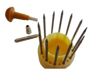 Set 12 utensili tutti differenti nella testa con manico trapanino manuale