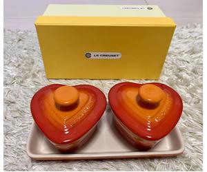 Set 2 Cocotte a forma di cuore Le Creuset Petite Ramekin arancione con scatol...