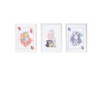 Set 3 cuadros infantiles formado por cuadro Alicia carta corazones, cuadro flores y objetos Alicia y cuadro conejo carta picas