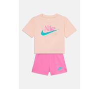 Set bambina t-shirt+short cotone Nike 36N021-AFN pesca-fucsia