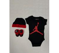 Set Bambino Jordan Jumpman Nero Rosso 3 Pezzi Body Cappello Pantofole 0-6M