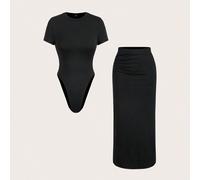 Set casual da donna composto da una maglietta a maniche corte nera e una gonna nera, outfit semplice e comodo per uso quotidiano, adatto per l'aeroporto, il ritorno a scuola, e come abbigliamento da i