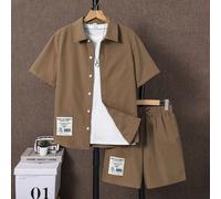 Set casual da ragazzo adolescente in stile resort, composto da top a mezza vestibilità con colletto alla coreana e dettagli applicati, abbinato a pantaloncini stampati. Adatto per primavera/estate, us