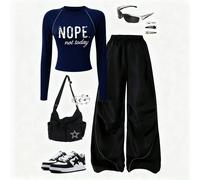 Set casual e versatile di maglietta e pantaloni per ragazze pre-adolescenti, con stampa di lettere e numeri sulla maglia a maniche lunghe e scollo a giro, abbinata a pantaloni a gamba ampia, adatto pe