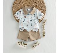 Set casual estivo da 2 pezzi per bambino maschio, con polo a maniche corte con colletto e stampa di palme e barche, abbinato a pantaloncini con vita elastica. Stile elegante e comodo, adatto per bambi