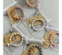 Set da 16 pezzi: 4 braccialetti, 4 pendenti, 4 buste portaoggetti, 4 biglietti, adatto per la Prima Comunione, Eid, Battesimo, Compleanno, Raduno, Festa per la Sposa, Souvenir rosso,rosa,nero,oro,arge