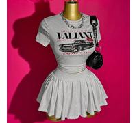 Set da 2 pezzi composto da: 1. Maglietta corta a maniche corte con collo rotondo, in tessuto elastico lavorato a maglia bianco, con stampa retrò di auto nera, stile bohémien, adatto per festival music