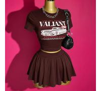 Set da 2 pezzi composto da: 1. Maglietta corta a maniche corte con scollo tondo, in tessuto elastico lavorato a maglia bianco, con stampa grafica retrò di auto nera, stile bohémien, adatto per festiva