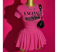 Set da 2 pezzi composto da: Maglietta corta a maniche corte con scollo tondo, in tessuto elastico lavorato a maglia bianco, con stampa grafica retrò di auto nera, stile bohémien, adatto per festival m