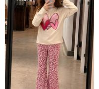 Set da 2 pezzi con design carino per ragazze, top a maniche lunghe color albicocca abbinato a pantaloni a zampa di elefante con stampa leopardata rosa, il top presenta un motivo a cuore a doppio strat