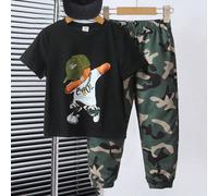 Set da 2 pezzi con t-shirt con grafica orsetto e pantaloni mimetici per ragazzo giovane. La semplice t-shirt rotonda con stampa dell'orsetto si abbina bene ai pantaloni mimetici con vita regolabile, c