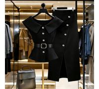 Set da 2 pezzi da donna, con top monospalla con grande bavero, chiusura centrale con bottone dorato, silhouette vita segnata. Gonna dritta da donna con spacco asimmetrico laterale, set elegante e alla