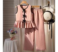 Set da 2 pezzi estivo per ragazze più grandi, con canotta rosa con bottoni neri e orlo arricciato, abbinata a pantaloni a zampa larga coordinati. Questa combinazione di moda unisce elementi tradiziona