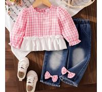 Set da 2 pezzi per bambina Sweetheart: top a maniche a lanterna a sbuffo con motivo a quadri rosa e bianco, orlo con volant bianco e decorazione con fiocco + pantaloni lunghi in denim con orlo sfilacc