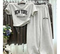 Set da 2 pezzi per ragazze adolescenti, top corto aderente a maniche corte con grafica personalizzata NEW YORK in grigio chiaro, abbinato a pantaloni lunghi larghi, stile casual minimalista, adatto pe