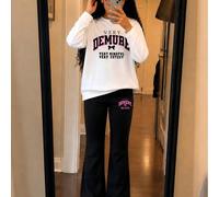 Set da 2 pezzi stile vintage americano per ragazze, top bianco a maniche lunghe + pantaloni svasati neri, con slogan "VERY DEMURE VERY MINDFUL VERY CUTESY" in lettere nere sul petto, con "DEMURE" in l
