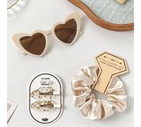 Set da 3 pezzi, accessori per la proposta di matrimonio per damigelle, include: 1 scrunchie in raso, 1 occhiali a forma di cuore, 1 paio di orecchini di perle, 1 paio di fermagli per capelli con foil 