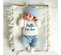 Set da 3 pezzi "HELLO I AM HERE" Outfit per annuncio di arrivo in ospedale per neonati 0-3 mesi, set di abbigliamento in maglia neutro per neonati con top, pantaloni e cappello, accessori per fotograf
