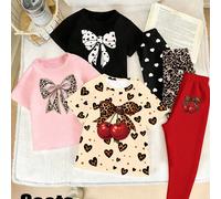 Set da 6 pezzi di completi casual e alla moda per ragazze, con stampe minimaliste e carine come stampe leopardate, fiocchi, ciliegie e cuori su magliette e pantaloni, comodi per l'uso quotidiano in pr