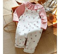 Set da due pezzi per bambina con top a maniche lunghe a collo tondo con volant rosa e salopette bianca per primavera e autunno. Presenta uno stile dolce e carino. Le salopette sono ricoperte di motivi