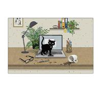 Set da tavolo con un gatto in telelavoro su un laptop