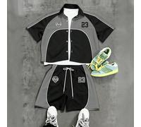 Set da uomo con camicia monopetto a righe digitali e stampa colorblock e pantaloncini con coulisse in vita L,M,S,XL,XS,XXLBlocchi di colore,Geometrico,LettereTessuto intrecciato