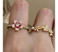 Set di 2 anelli vintage con design floreale e farfalla in rosa e rosso tenui. Gli anelli intrecciati sono decorati con dettagli a foglia e a cuore, rendendoli adatti per l'uso quotidiano o come regalo