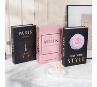 Set di 3/2/1 pezzi di decorazioni ornamentali a forma di libri finti. Stile di arredamento di casa alla moda, con nomi di città internazionali e famose architetture - ispirazione del designer, realizz