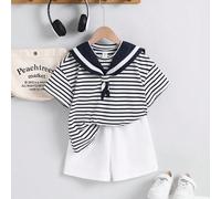 Set di 3 pezzi in offerta 2x1 per ragazzi giovani: maglia a maniche corte in maglia a righe in stile coreano casual oversize, cravatta stile accademico, e pantaloncini bianchi in tinta unita a vita el