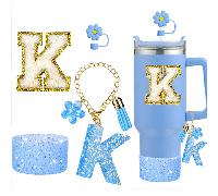 Set di 4 accessori per tazza - 1 tappo per cannuccia, 1 ciondolo lettera A, 1 copertura protettiva in silicone lucido per fondo tazza, 1 adesivo lettera A per tazza (catena lettera tazza, con colore c
