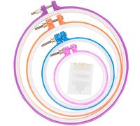 Set di 4 misure di cerchi da ricamo rotondi colorati in plastica per punto croce per fai da te e cucito, include 16 aghi da cucito con occhio dorato, cerchio da ricamo LAMXD (colore casuale)