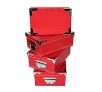 Set di 4 scatole portaoggetti in cartone rosso con coperchio, angoli e maniglie in metallo. Dimensioni: 23 x 15 x 9, 25 x 16,5 x 10, 27 x 18 x 10,5, 29 x 20 x 11 cm