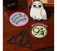 Set di 4 sottobicchieri con motivi di Edvige, torta di compleanno e Doni della Morte, decorazione da scrivania, isolamento termico, di ritorno a scuola Tagli UnicaFumetto,Ritratto,LetterePolicloruri d