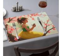 Set di 4 tovagliette da pranzo con fatina con ali che tiene un uccello tra i fiori di ciliegio in fiore