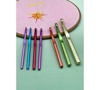 Set di 7 ganci da uncinetto jumbo - Materiale in alluminio ossidato, adatto per lavori a maglia voluminosi, ottimo per coperte e tappeti all'uncinetto, ganci di colori casuali, misure 6,5 mm, 7,0 mm, 