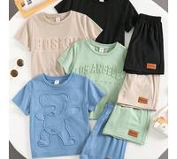 Set di 8 pezzi di magliette a maniche corte e pantaloncini casual versatili per ragazzi, con stampa a rilievo di lettere, adatto per primavera/estate, uso quotidiano, sport, uscite, scuola, raduni, va