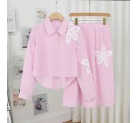 Set di camicia a righe e gonna per ragazze adolescenti, a righe rosa e bianche. La camicia con colletto abbinata alla gonna a vita alta e svasata crea un aspetto delicato ed elegante. Il fresco motivo