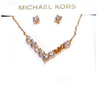 Set Di Collana E Orecchini A Perno In Cristallo Con Logo In Oro Rosa MKJ7457