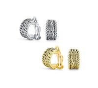 Set di due orecchini a clip a mezza cerchio largo con intreccio a catena ritorta su orecchie non forate stile bottone in ottone placcato oro 14K ossidato.